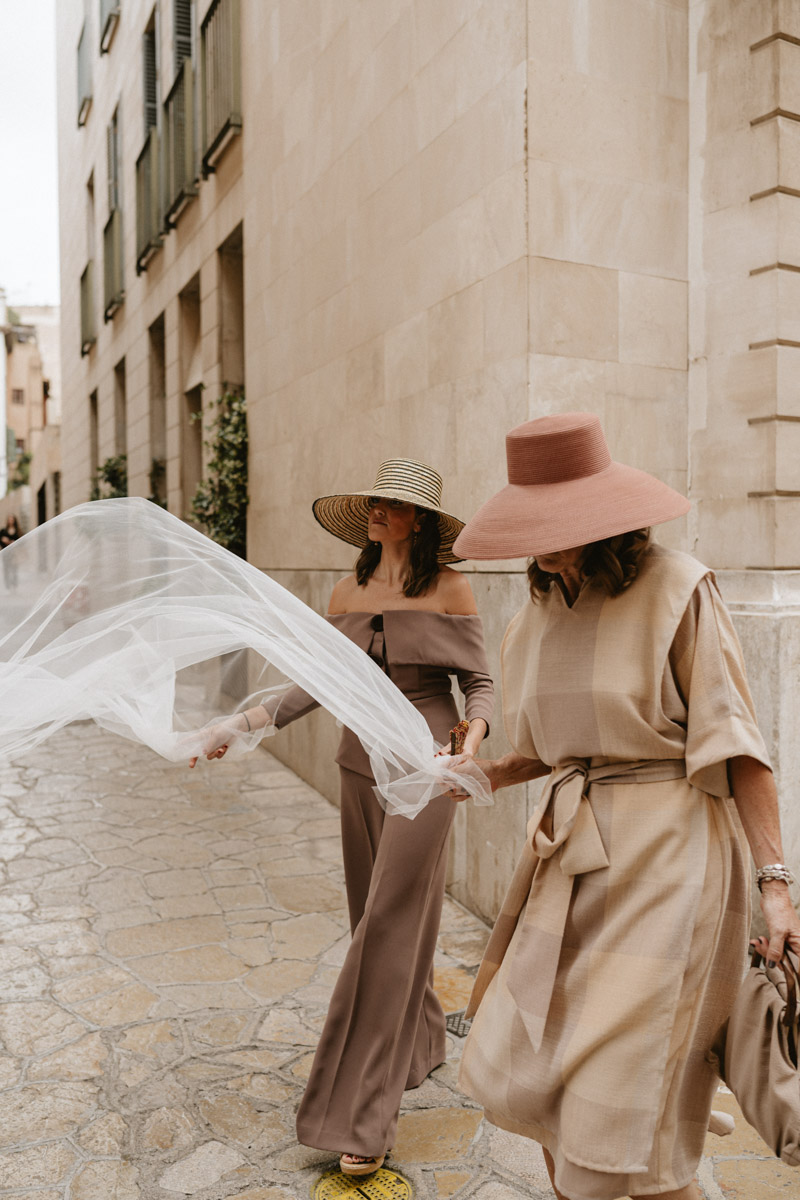 robe de mariée santa eugenia atelier mariage majorque chapeau cordobes blog de mariage mariages complets confettis