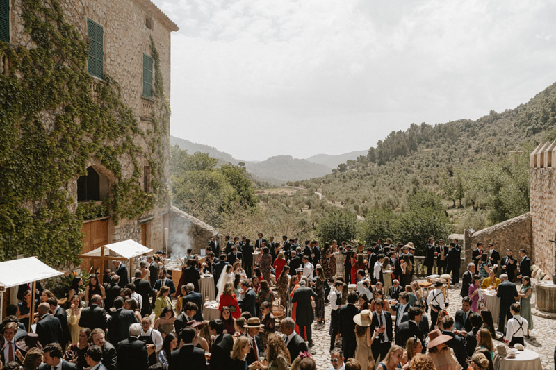 robe de mariée santa eugenia atelier mariage majorque chapeau cordobes blog de mariage mariages complets confettis