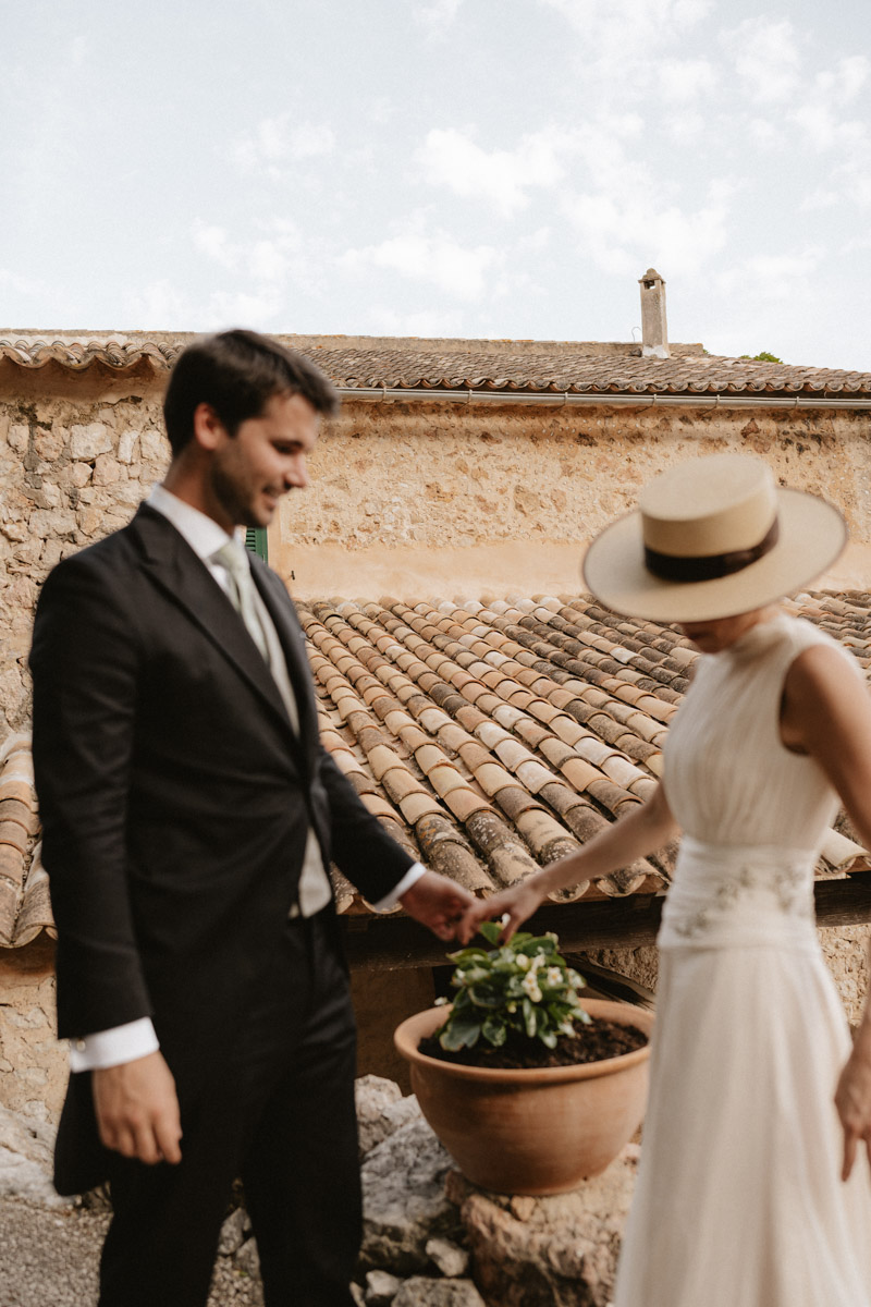 robe de mariée santa eugenia atelier mariage majorque chapeau cordobes blog de mariage mariages complets confettis