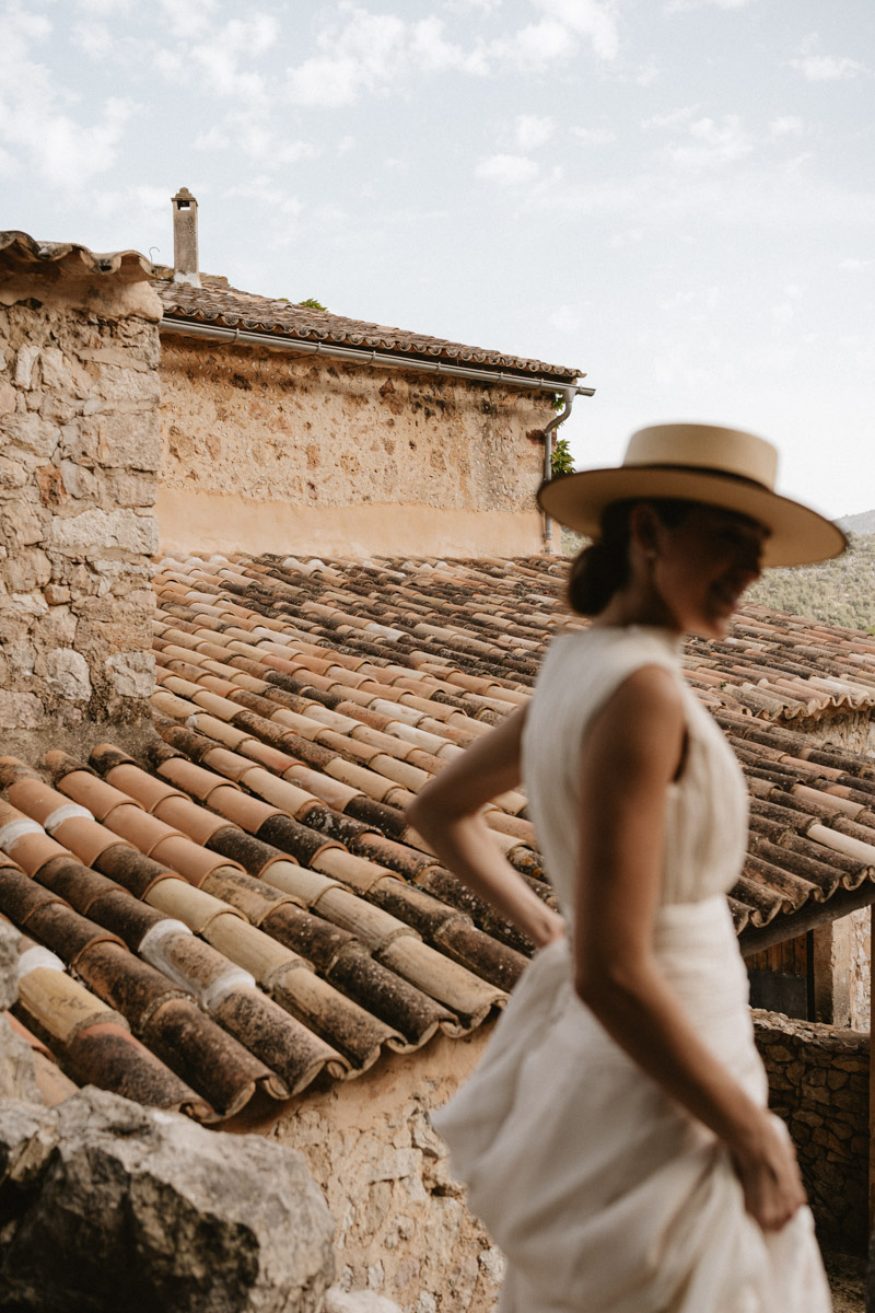 robe de mariée santa eugenia atelier mariage majorque chapeau cordobes blog de mariage mariages complets confettis