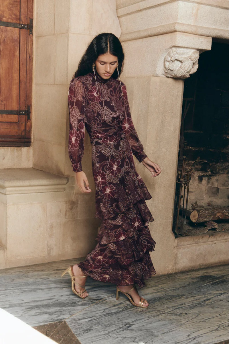 robe d'invité de mariage baymo barcelona boutique en ligne blog de mariage couches d'hiver robe longue confettis à manches longues