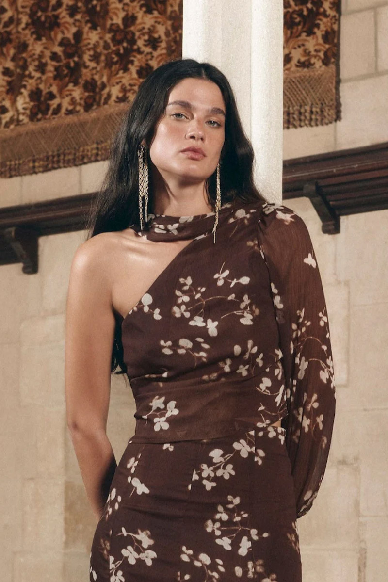 robe d'invité de mariage baymo barcelona boutique en ligne blog de mariage couches d'hiver robe longue confettis à manches longues