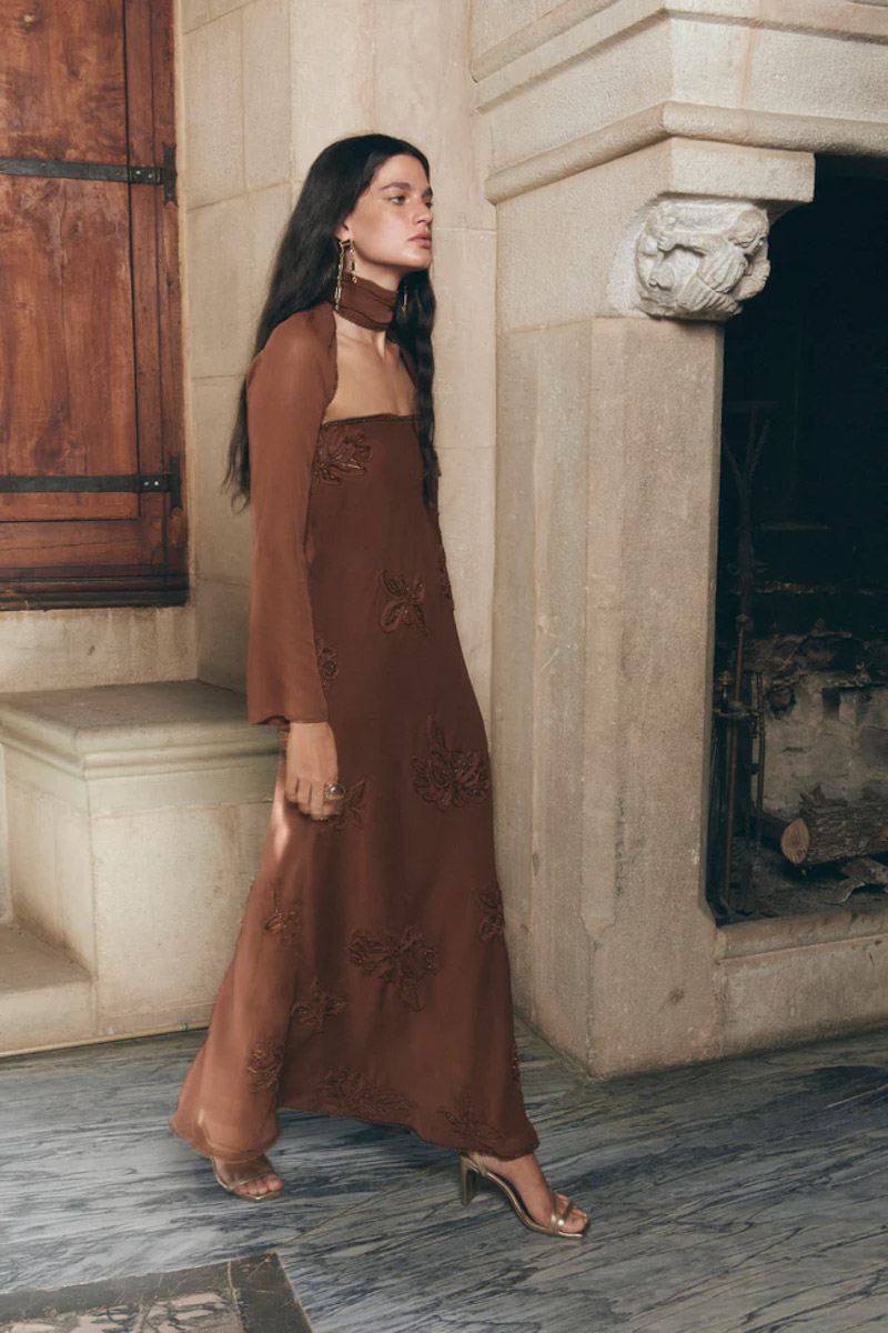 robe d'invité de mariage baymo barcelona boutique en ligne blog de mariage couches d'hiver robe longue confettis à manches longues