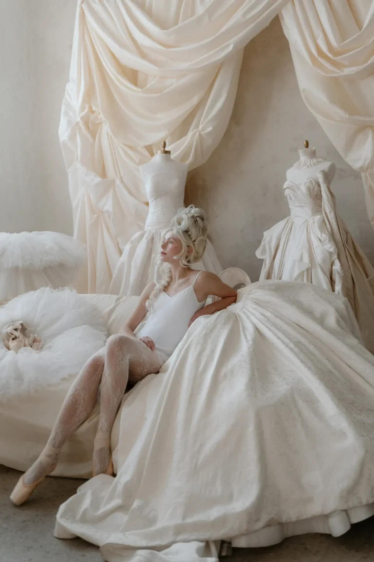 Cette séance photo nuptiale entre Marie Antionette et Ballerine était une romance rococo en mouvement