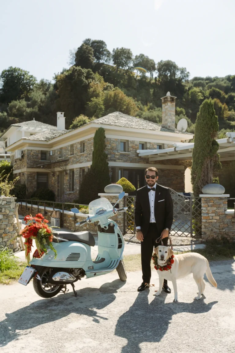 Des lanternes en papier étoilées scintillaient lors de ce magnifique mariage à destination en Grèce