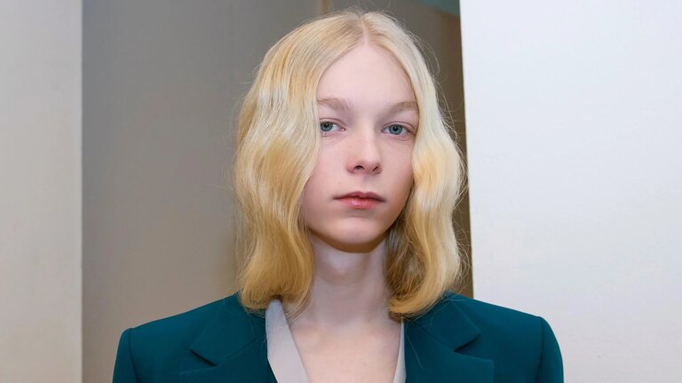 Les shampoings dont chaque blonde a besoin pour conserver le ton froid et la brillance entre teinture et teinture