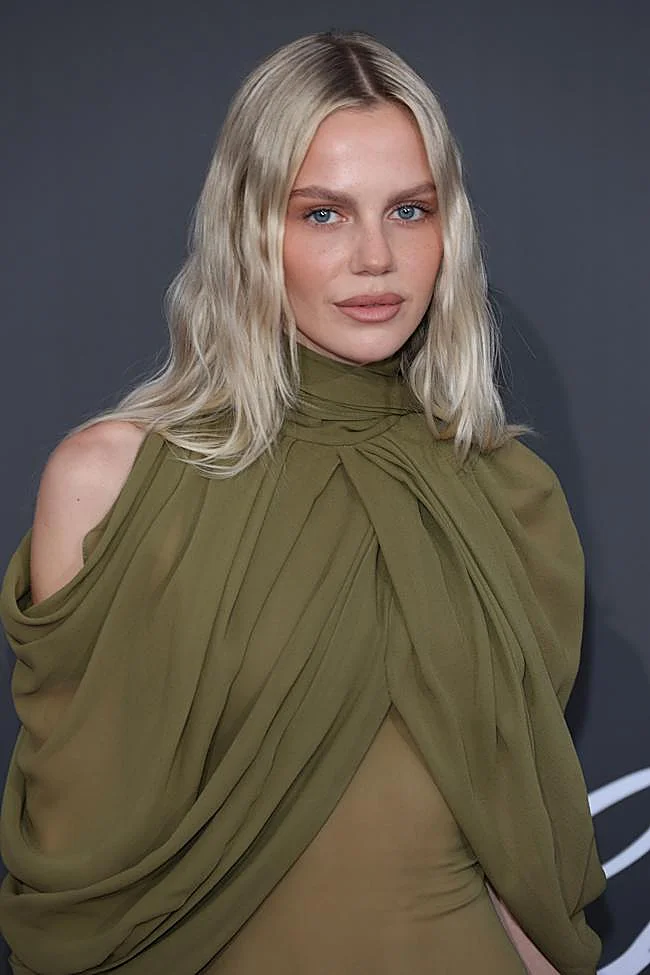 Une couleur de cheveux blond cendré.