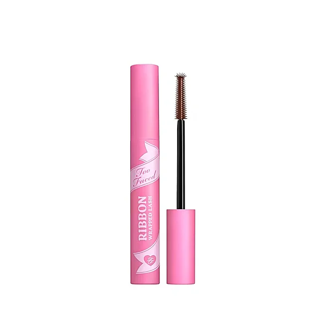 Cils enveloppés de ruban par Too Faced.