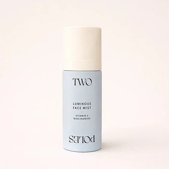 Brume lumineuse pour le visage par Two Poles.