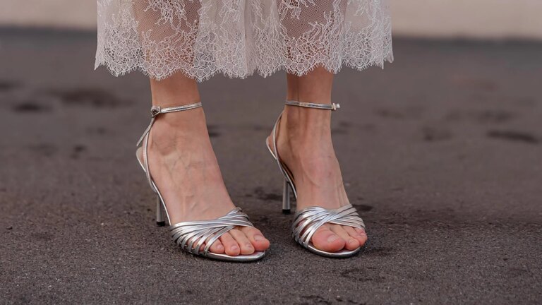 Aucune crème pour les pieds ne m'avait convaincu jusqu'à ce que je les essaie : adieu les talons secs avant l'arrivée des sandales