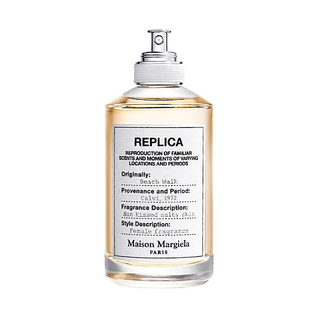 Promenade sur la plage réplique de la Maison Margiela.