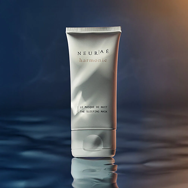 Le Masque de Nuit de Neuraé, un masque de nuit pour peaux ternes et stressées qui stimule la production de mélatonine pour favoriser le cycle nocturne (110 euros).