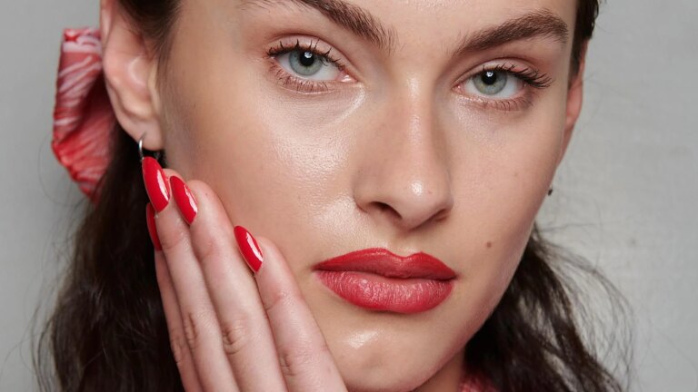 Pourquoi la manucure rouge est la plus importante du moment