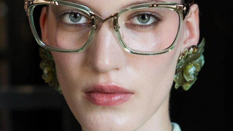 Lèvres floues, ombre douce sous les yeux et peau qui respire : la tendance venue des podiums