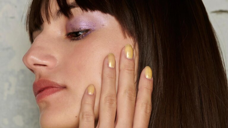 Le jaune beurre qui balaye TikTok atteint les ongles : les vernis avec lesquels rejoindre la tendance