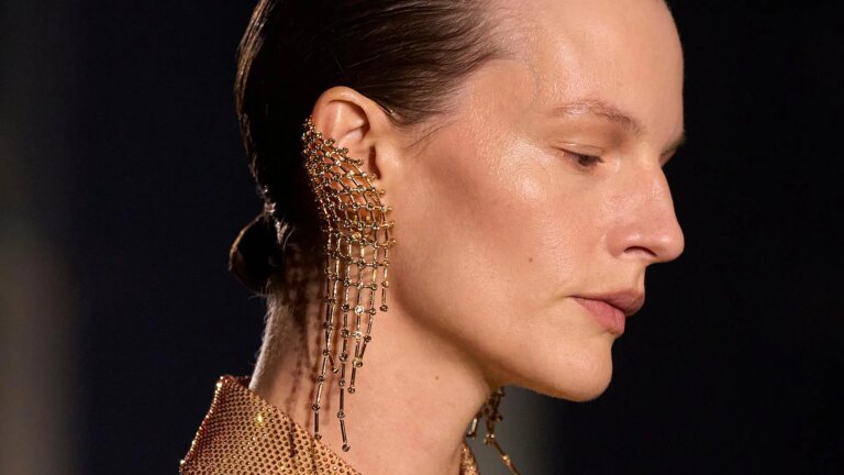 Les meilleures bases de maquillage pour les peaux matures sont les CC et celles au format sérum