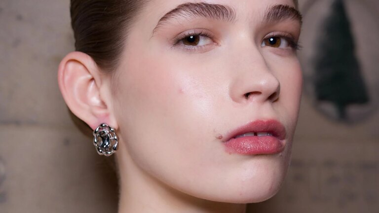 L'astuce d'appliquer un contour des yeux froid qui dégonfle votre regard