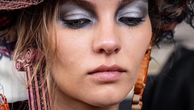 Du rouge à lèvres au bleu cobalt : les couleurs audacieuses qui conquièrent le maquillage cette saison