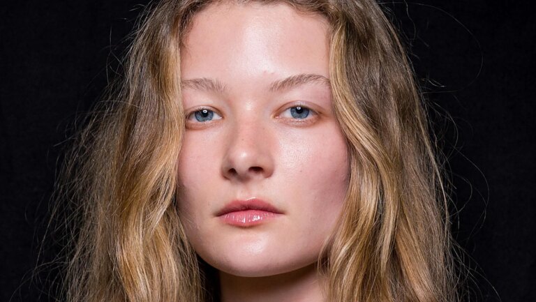La brume faciale avec traitement qui rafraîchit, hydrate et améliore la peau