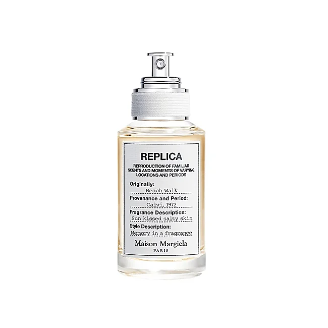 Promenade sur la plage par la réplique de la Maison Margiela.