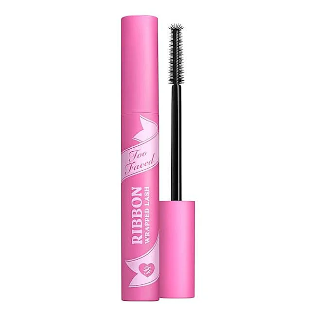 Cils enveloppés de ruban par Too Faced.