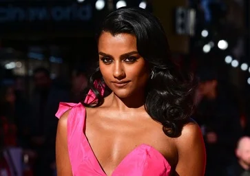 Le triomphe de Simone Ashley, la nouvelle image du pouvoir sur le tapis rouge