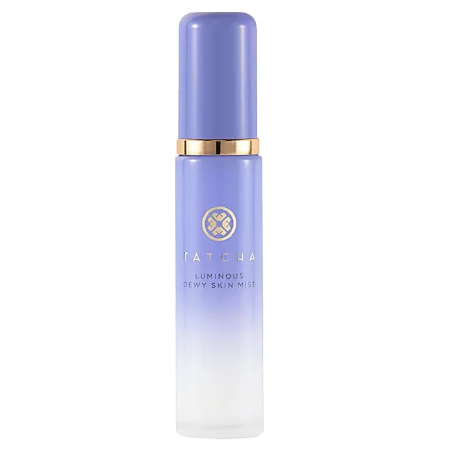 Brume lumineuse pour la peau rosée de Tatcha.