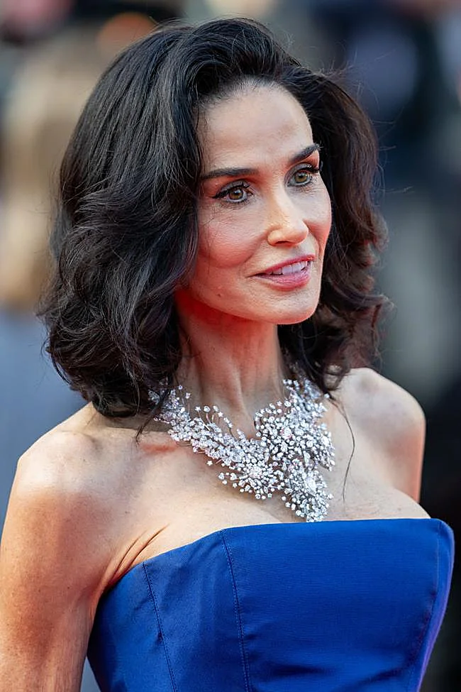 Demi Moore avec une coiffure aux vagues douces.