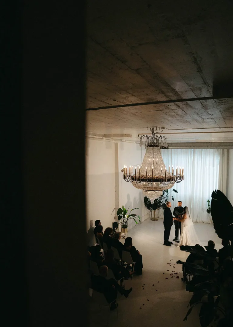 Dîner intime ET réception à haute énergie : ce mariage créatif en deux parties au Minnesota avait son propre produit personnalisé