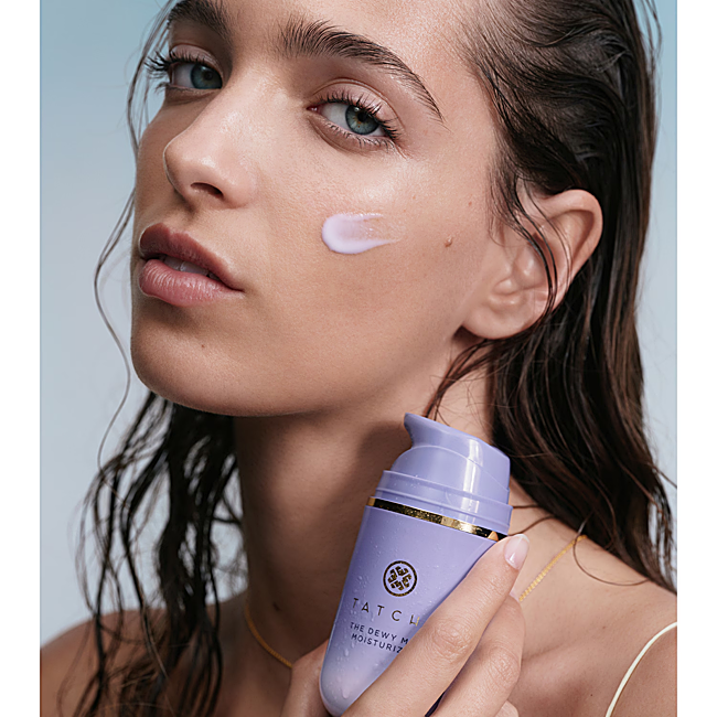 The Dewy Milk Moisturizer de Tatcha est une crème hydratante à absorption rapide qui procure une hydratation légère (71 € chez Sephora).