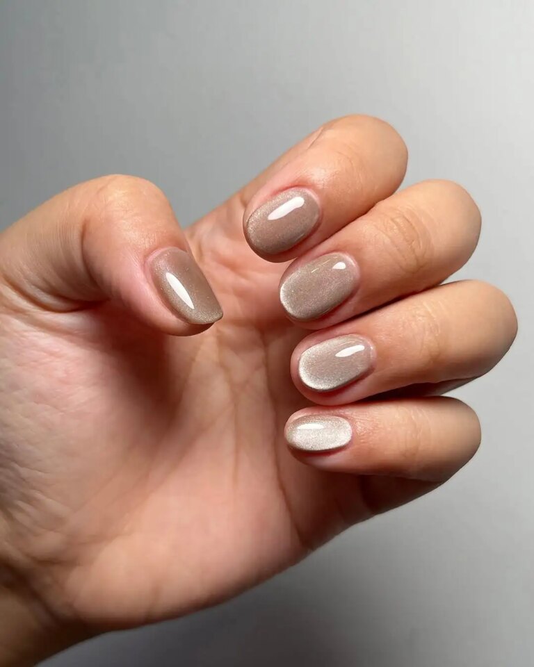Ongles œil de chat : 42 designs mignons pour 2026 + tutoriel de vernis gel magnétique