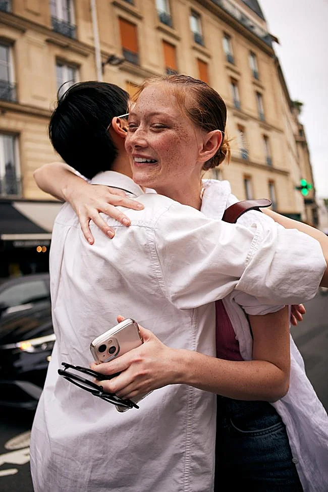 Pourquoi sentons-nous le parfum de quelqu’un d’autre avant le nôtre ?