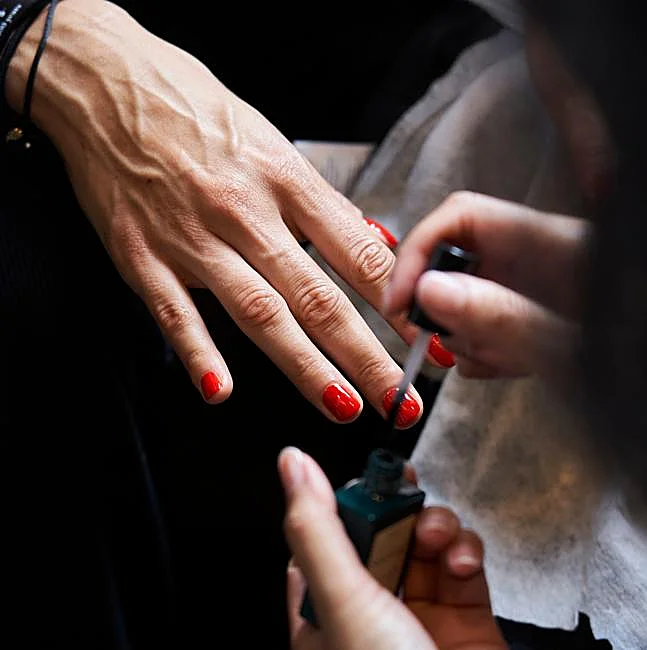 Les ongles sont rouges.