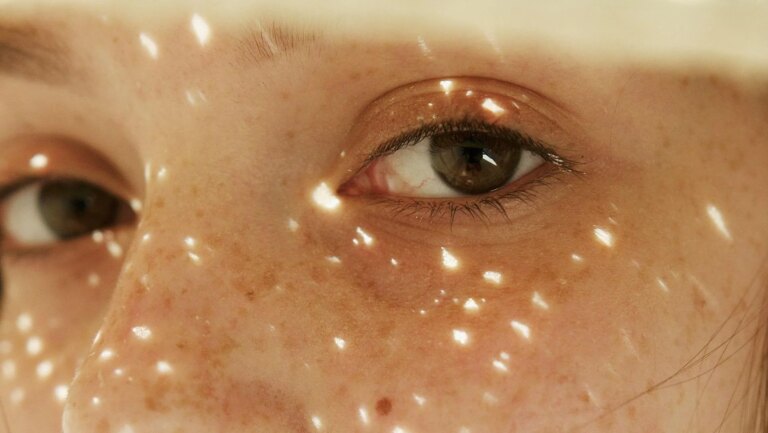 J'ai essayé les meilleures crèmes solaires teintées visage du moment : celles qui remplacent le fond de teint et protègent véritablement sans laisser le visage blanc.