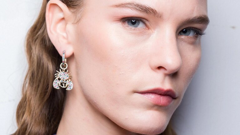 Adieu les boutons en été : astuces et produits pour peaux matures