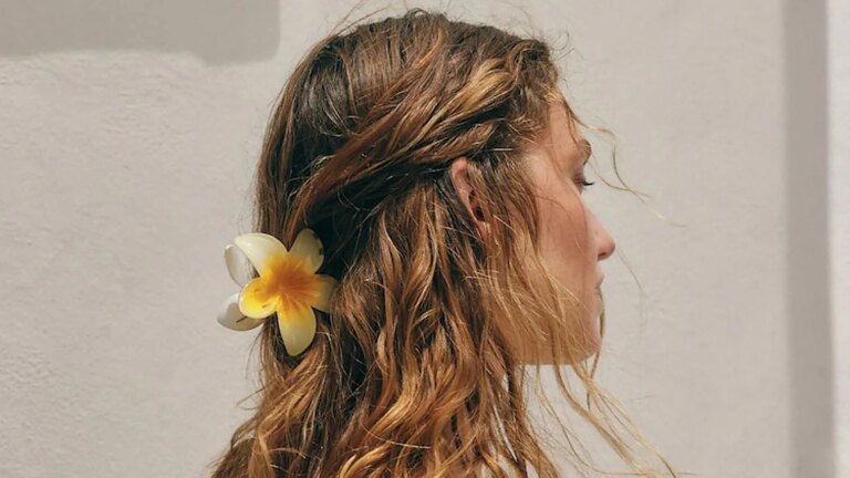 Je suis accro aux pinces à cheveux l'été car elles ramassent facilement mes cheveux.