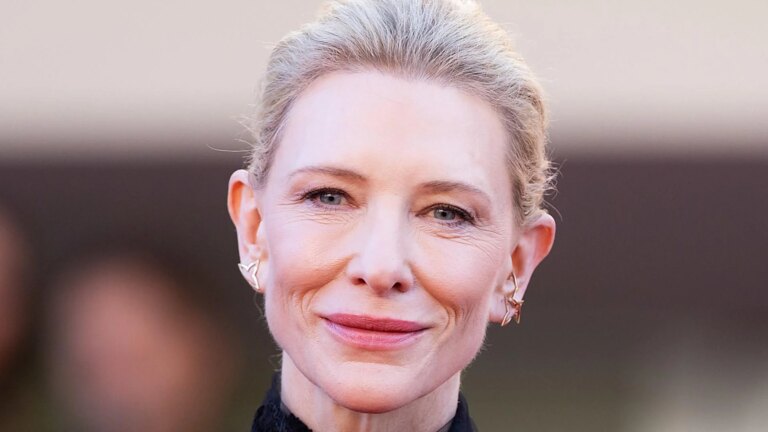 Blond parfait en été à 50 ans : comment le protéger du soleil et du chlore