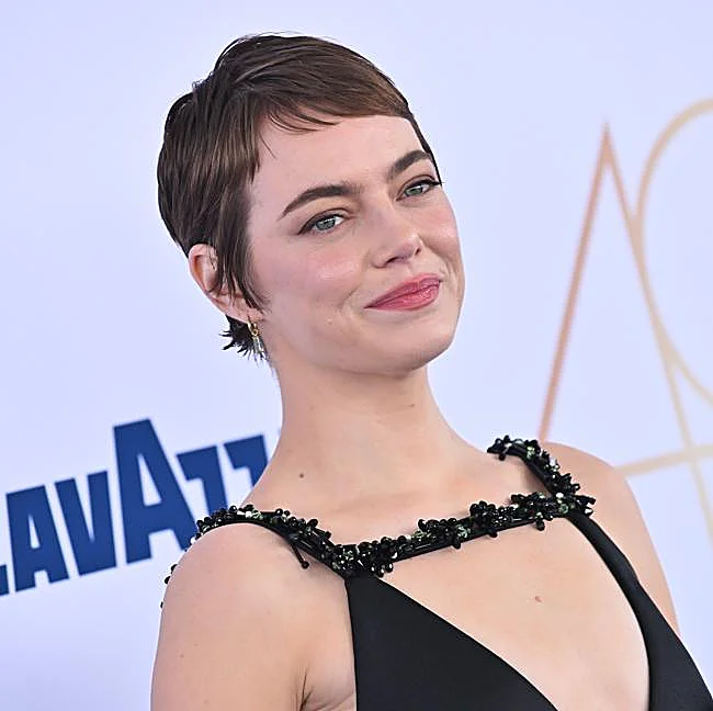 Emma Stone aux cheveux courts.