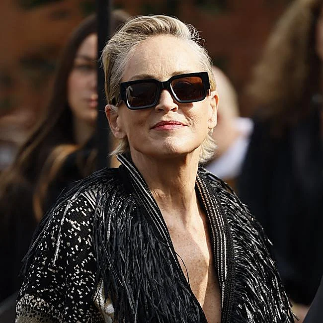 Sharon Stone aux cheveux courts.