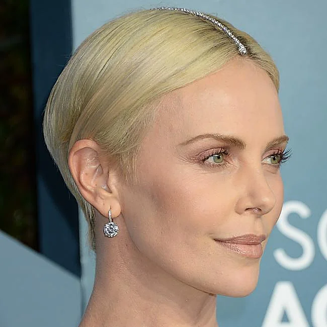 Charlize Theron aux cheveux courts.