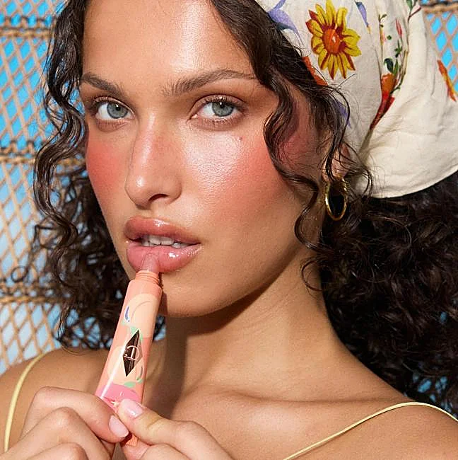 Maquillage avec l'huile Unreal Lips Healthy Glow Nectar de Charlotte Tilbury (28 euros).
