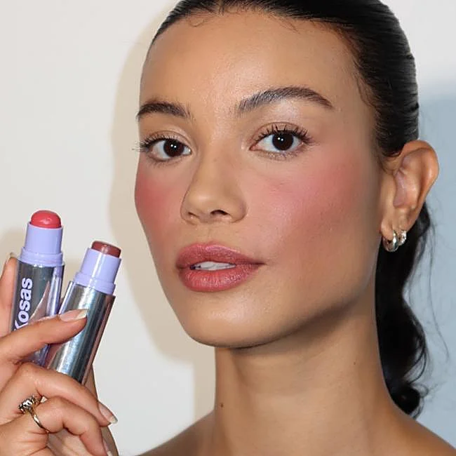 Blush crème et poudre bronzante avec le nouveau Kosas Impressionist Multistick (37 euros).