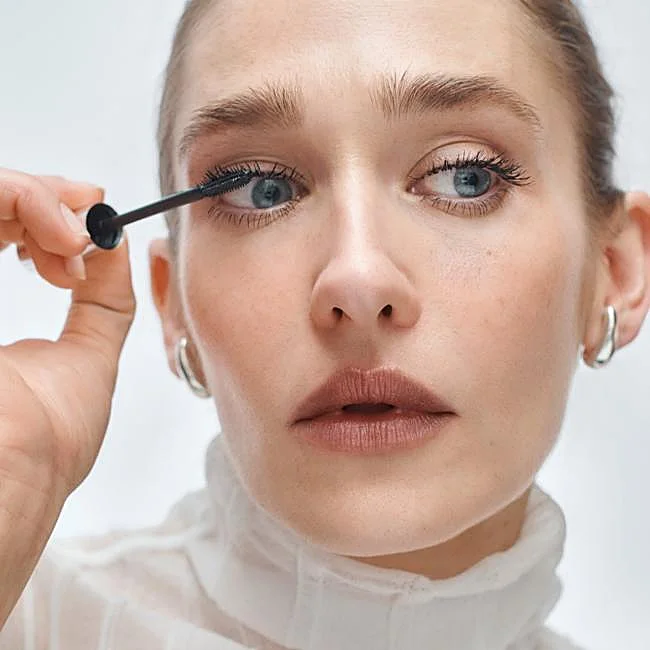 Maquillage avec le mascara Clean Volume de Merit (29 euros).