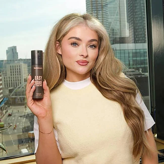 Fixez votre maquillage avec le spray fixateur Easy Bake de Huda Beauty (35 euros).