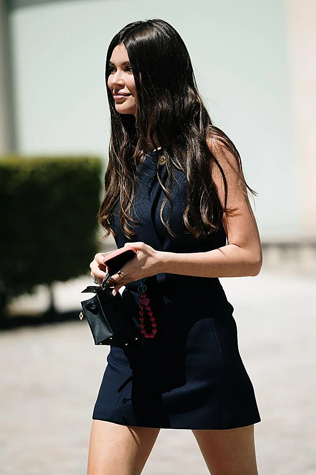 Cheveux longs avec volume et vagues.