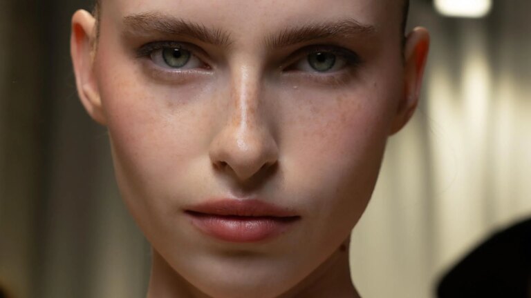 Cette crème légère est la meilleure que j'ai essayée : elle laisse la peau belle, forte et saine