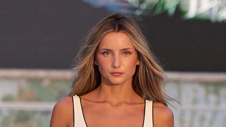 Un expert prévient pourquoi l'huile sur la plage peut endommager les cheveux