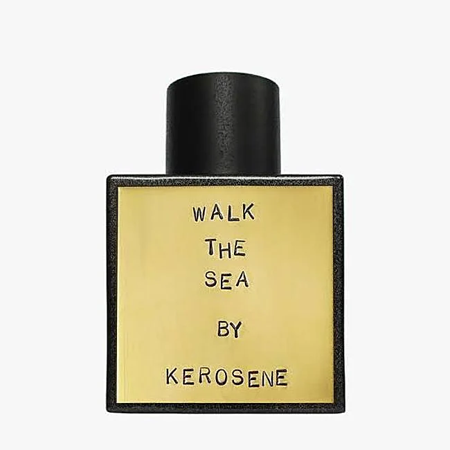 Kérosène marche sur la mer.