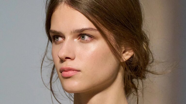 Des bases de maquillage légères et naturelles qui se fondent avec la peau