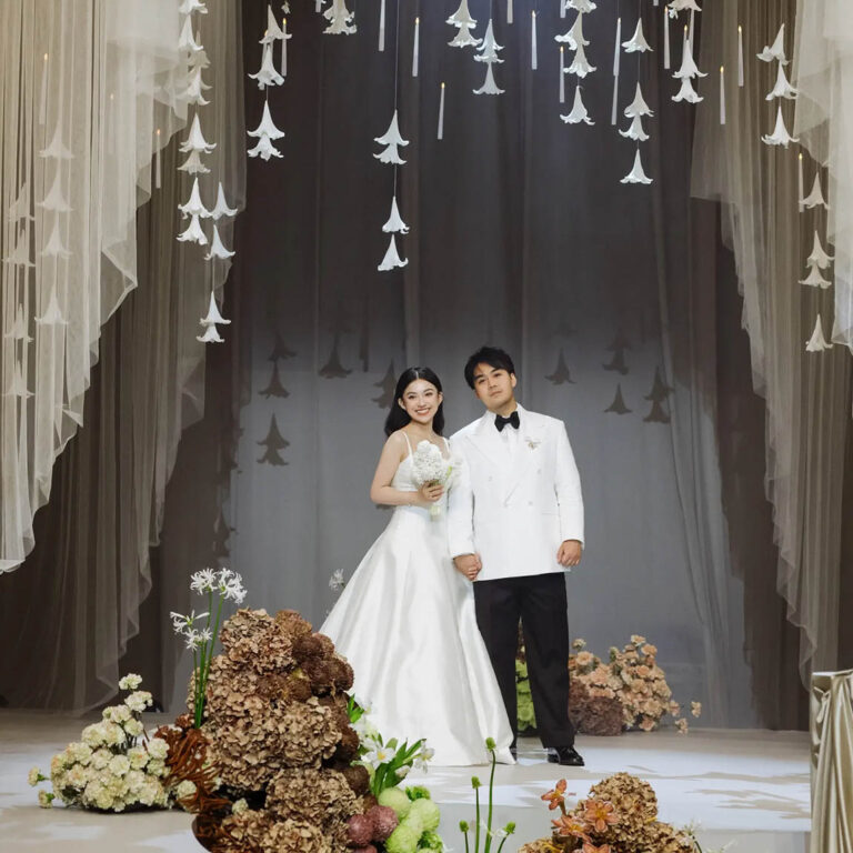 Des fleurs flottaient au-dessus de nos têtes lors de ce mariage spectaculaire de plusieurs jours au Vietnam
